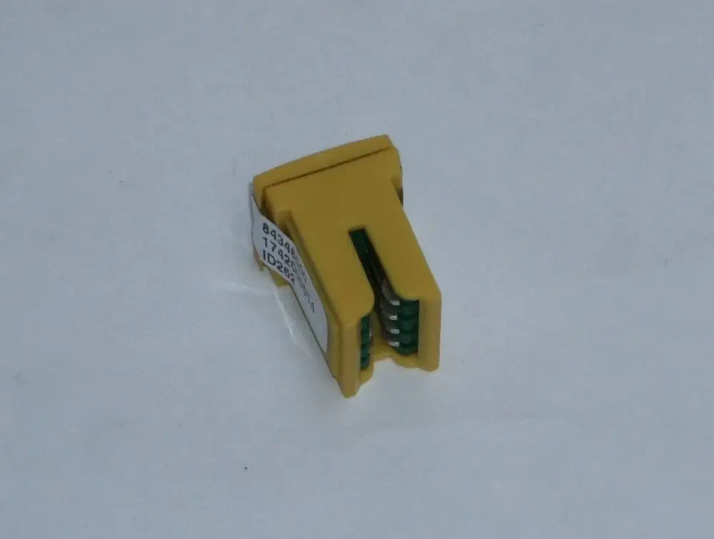 Gelber Kabelstecker mit mehreren Anschlussleisten, verwendet für die Verbindung in Daikin Altherma Heizsystemen. Sichtbare Anschlusskontakte auf der Unterseite des Steckers.